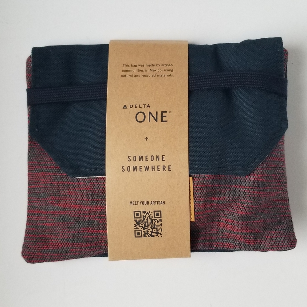 Delta travel pouch